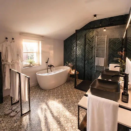 Bed and Breakfast Cha Cha De Loup-b&b-vakantiewoning Met Verwarmd Binnenzwembad En Groot Zonneterras In De Ardennen Rendeux